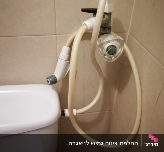צינור מים מחובר לברז ליד אסלה